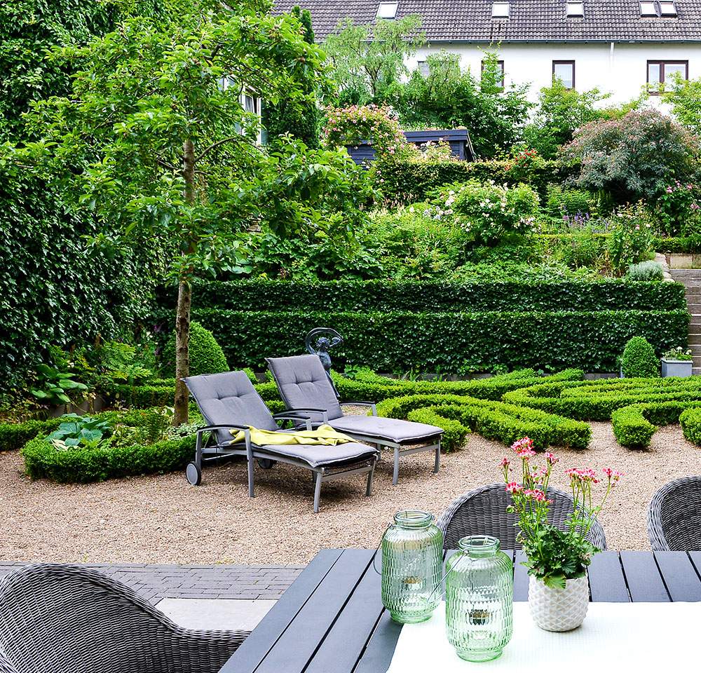 Et bord med stole og en vase med blomster skaber en hyggelig og indbydende spiseplads.